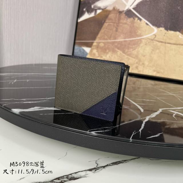 出厂价P 芯片版 顶级原单 M30982 深蓝 本款 Multiple 钱夹采用传统镶嵌细工，将 Taga 皮革细致拼合，再以 V 形嵌饰注入当代色彩，致敬路易