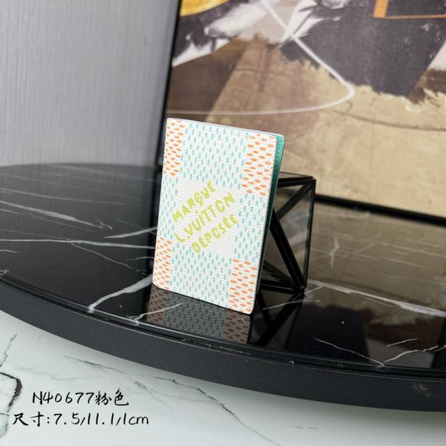 出厂价P 芯片版顶级原单 M40677粉色 這款袋裝萬用口袋钱夹以Damier Heritage帆布製作，特大棋盤圖案的中央綴有品牌的 Marque L.Vui