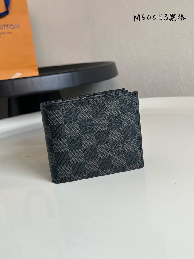 出厂价P 芯片版N60053 黑格！Amerigo 钱夹 此款Amerigo钱夹将不朽的经典风格与极其实用的功能设计集于一体。设计简洁而又不失便捷，同时依旧小巧