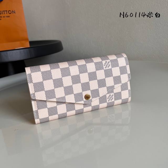 出厂价P 芯片版 N60114白格米白 这款信封式钱夹以优雅的 Monogram 帆布制成，内部设计精巧独特，拥有各种口袋和信用卡槽。19.0X 10.5X 2