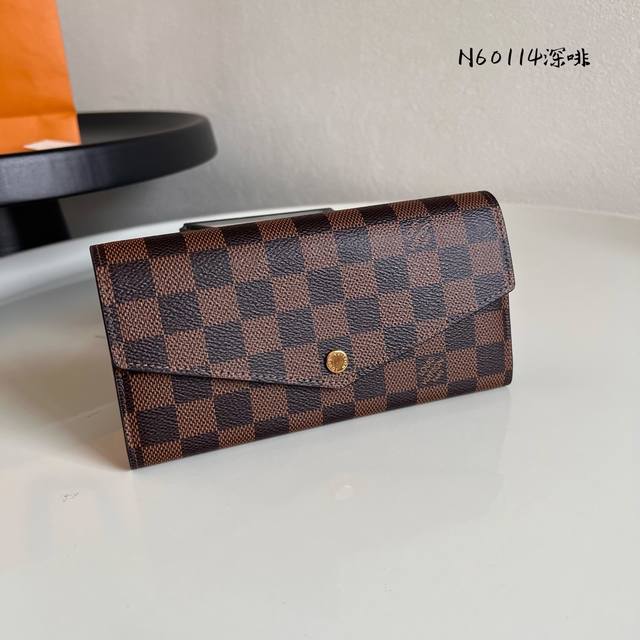 出厂价P 芯片版 N60114啡格深啡 这款信封式钱夹以优雅的 Monogram 帆布制成，内部设计精巧独特，拥有各种口袋和信用卡槽。19.0X 10.5X 2