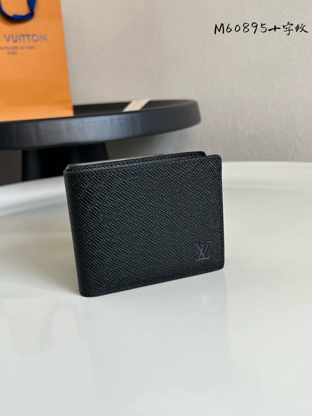 出厂价P 芯片版 M60895 黑色十字纹 这款Multiple皮夹采用Damier帆布制造，可收纳信用卡、纸币、票据等。尺寸：12 X 9 Cm 长 X 高