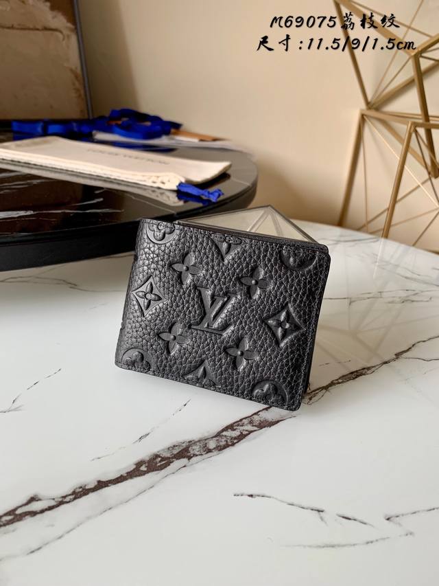 出厂价P 芯片版M69075 压花！短夹 Multiple钱夹设计清爽简洁，黑色 Taurllon小牛皮面料质地十分柔软，饰有标志性Monogram压纹。尺寸小