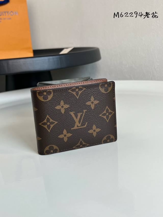 出厂价P 芯片版 M62294 老花！Slender 钱夹 由风格阳刚的Monogram Eclipse帆布面料裁制而成，此款Slender钱夹小巧而纤薄。可容