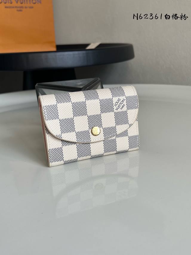 出厂价P 芯片版N62361白格粉色！金扣 小巧玲珑却极为实用，此款多彩信封式零钱包是现代女性都市生活中的完美伴侣。身材小巧，轻松收入包袋甚至衣袋之中。尺寸：1