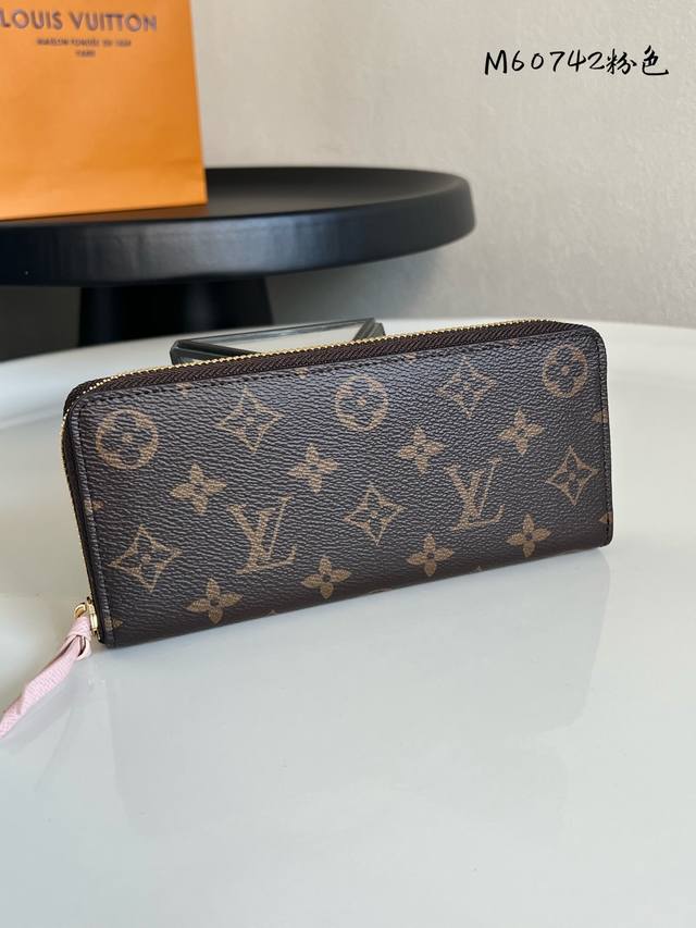 出厂价P 芯片版 M60742 粉色 CléMence 钱夹，尺寸小，容量大，采用标志性的 Damier Azur 帆布制作而成。19.5X 9.0X 1.5