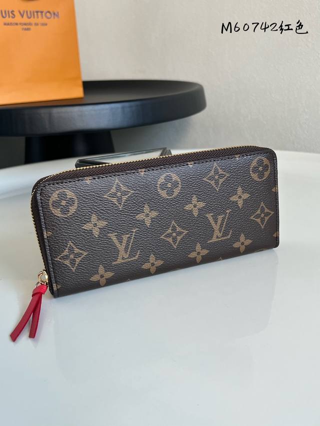 出厂价P M60742 红色 CléMence 钱夹，尺寸小，容量大，采用标志性的 Damier Azur 帆布制作而成。19.5X 9.0X 1.5 Cm 长