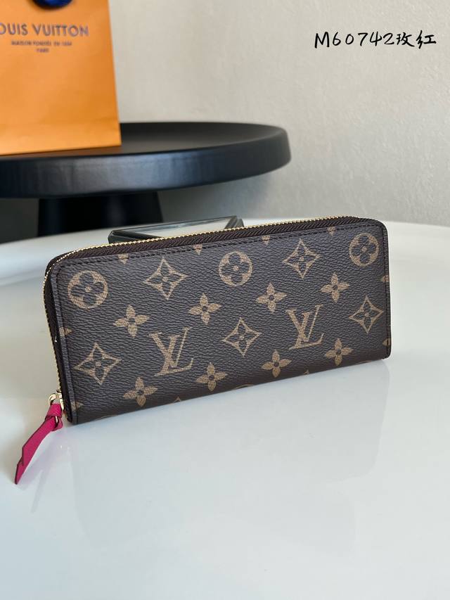 出厂价P 芯片版 M60742 玫红 CléMence 钱夹，尺寸小，容量大，采用标志性的 Damier Azur 帆布制作而成。19.5X 9.0X 1.5