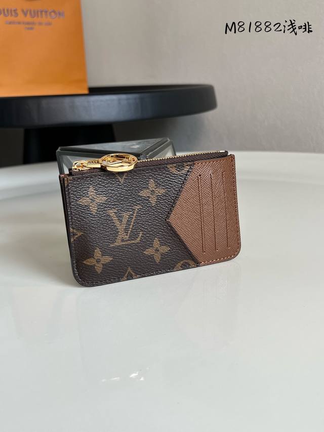 出厂价P 芯片版 顶级原单 M81882老花棕 Romy 卡夹兼备风琴拉链袋的功能元素和传统卡夹的简约格调。Monogram 帆布搭配彩色皮革内衬，Lv Cir