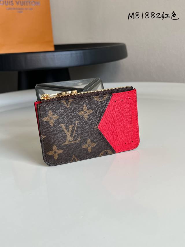出厂价P 芯片版 顶级原单 M81882老花红 Romy 卡夹兼备风琴拉链袋的功能元素和传统卡夹的简约格调。Monogram 帆布搭配彩色皮革内衬，Lv Cir