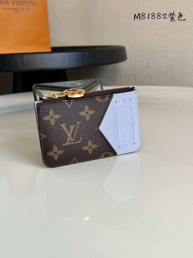 出厂价P 顶级原单 M83602紫色 81882 Romy 卡夹兼备风琴拉链袋的功能元素和传统卡夹的简约格调。Monogram 帆布搭配彩色皮革内衬，Lv Ci