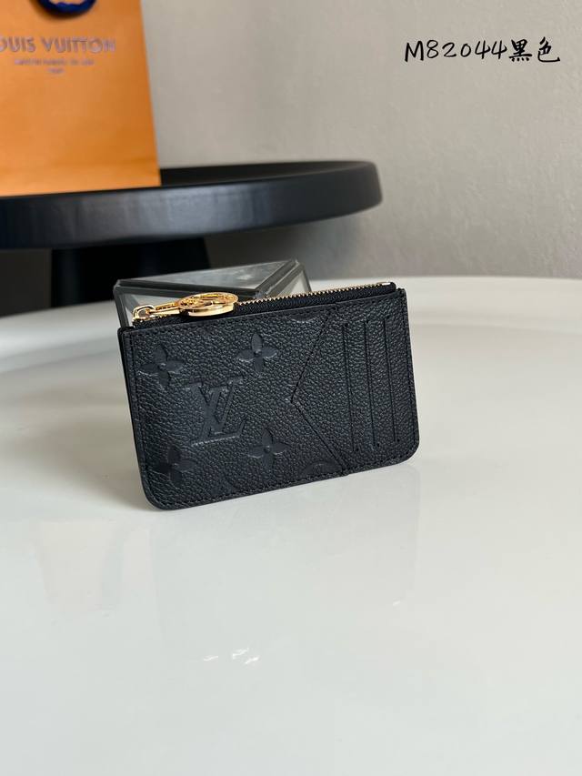 出厂价P 顶级原单 M82044黑色 Romy 卡夹兼备风琴拉链袋的功能元素和传统卡夹的简约格调。Monogram 帆布搭配彩色皮革内衬，Lv Circle 金
