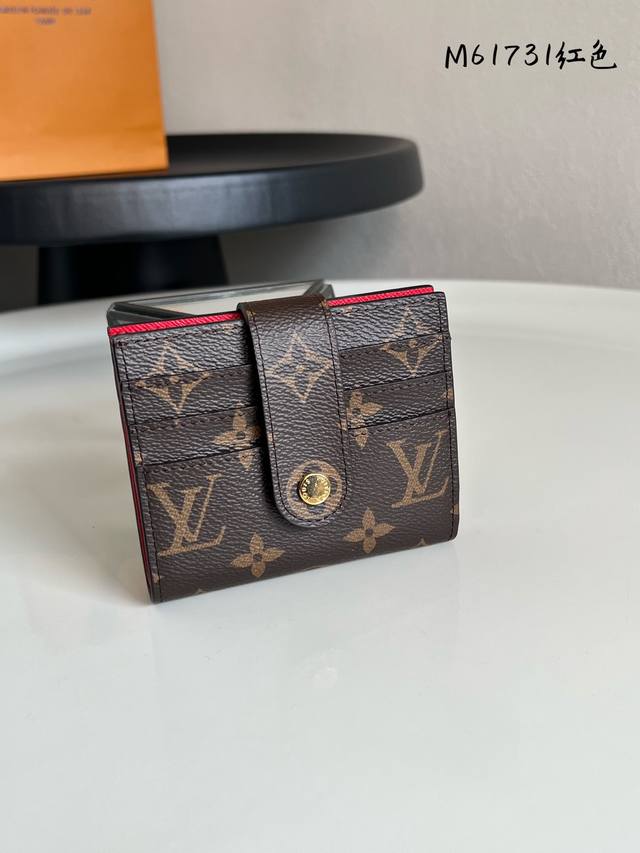 出厂价P 芯片版 顶级原单 M61731红色 多功能卡包 此款钱夹采用柔软的Monogram 帆布制成！衬以颜色鲜艳的內衬！气质极为优雅！轻便！零钱袋的设计造型