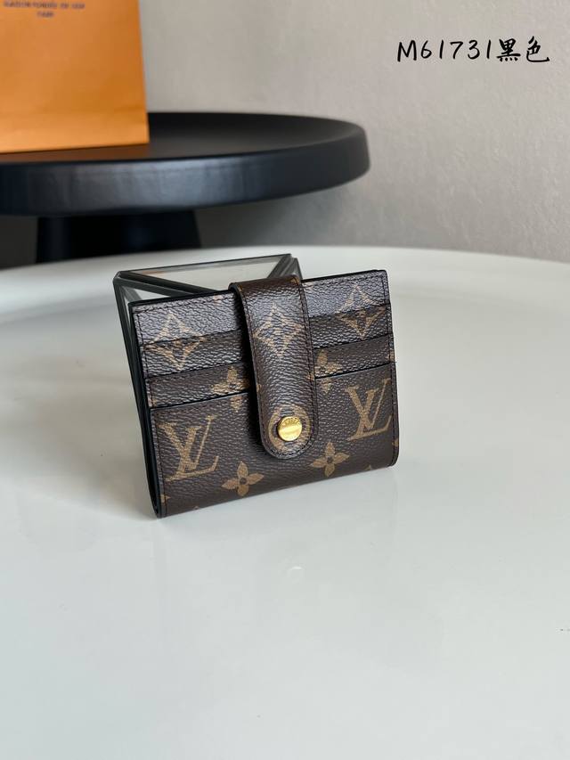 出厂价P 顶级原单 M61731黑色 多功能卡包 此款钱夹采用柔软的Monogram 帆布制成！衬以颜色鲜艳的內衬！气质极为优雅！轻便！零钱袋的设计造型更为实用