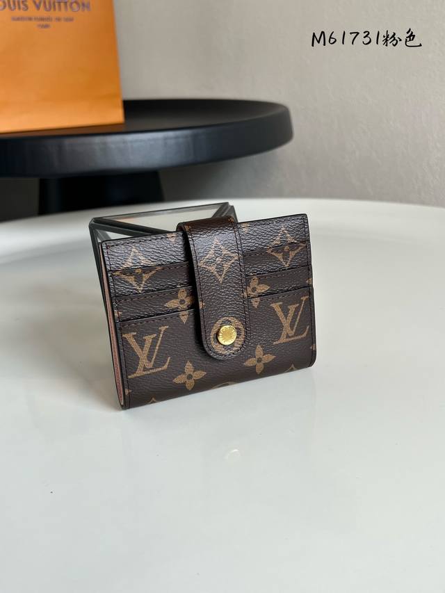 出厂价P 顶级原单 M61731粉色 多功能卡包 此款钱夹采用柔软的Monogram 帆布制成！衬以颜色鲜艳的內衬！气质极为优雅！轻便！零钱袋的设计造型更为实用