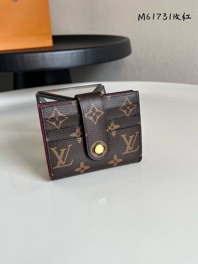 出厂价P 顶级原单 M61731玫红 多功能卡包 此款钱夹采用柔软的Monogram 帆布制成！衬以颜色鲜艳的內衬！气质极为优雅！轻便！零钱袋的设计造型更为实用