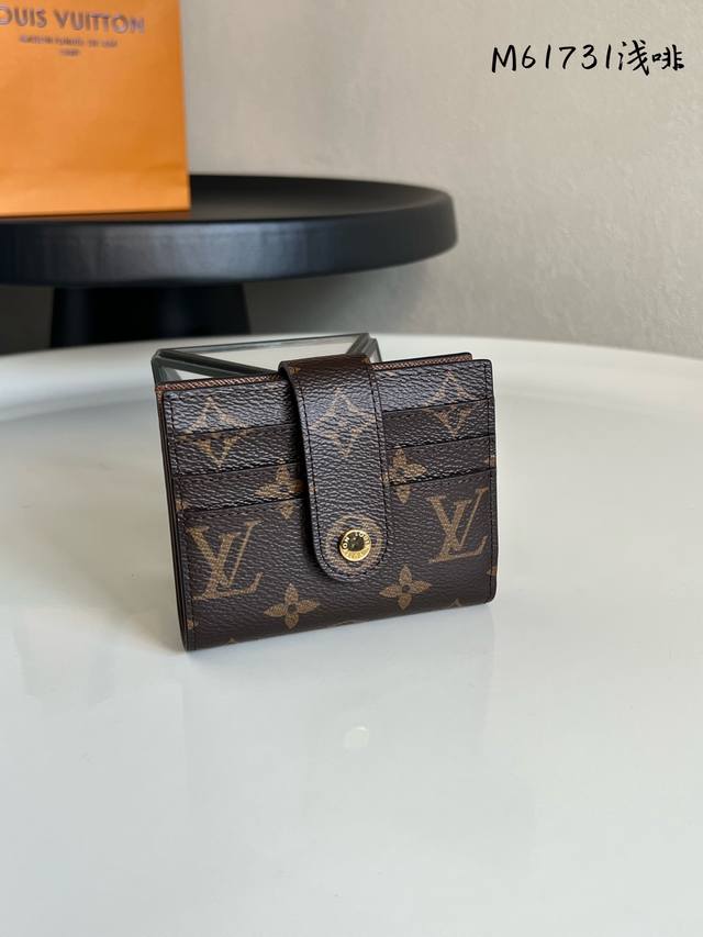 出厂价P 顶级原单 M61731啡色 多功能卡包 此款钱夹采用柔软的Monogram 帆布制成！衬以颜色鲜艳的內衬！气质极为优雅！轻便！零钱袋的设计造型更为实用