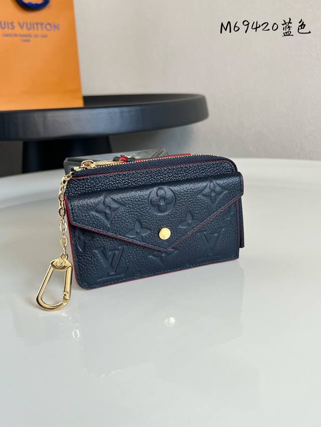 出厂价P M69420蓝色 Recto Verso 卡夹取材 Monogram Empreinte 皮革，以 L 形宽拉链开启硬币隔层，另设可收纳折叠钞票的中央
