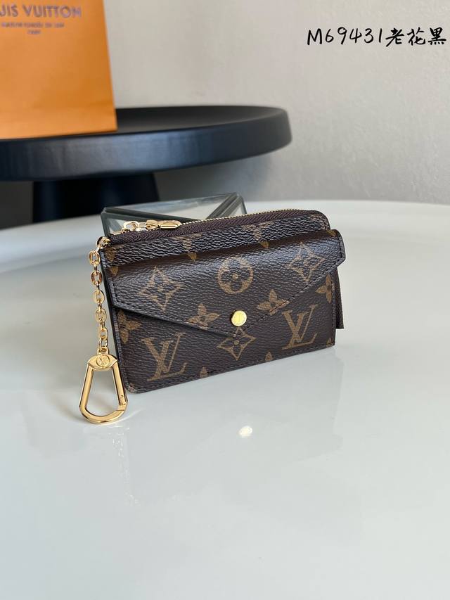 出厂价P 芯片版 M69431黑色 原单多功能拉链卡夹 选用路易威登经典的帆布，搭配色彩绚丽的防刮皮质肩带，镶缀一枚金色按扣。外形小巧，可轻松装入小手袋、手拿包