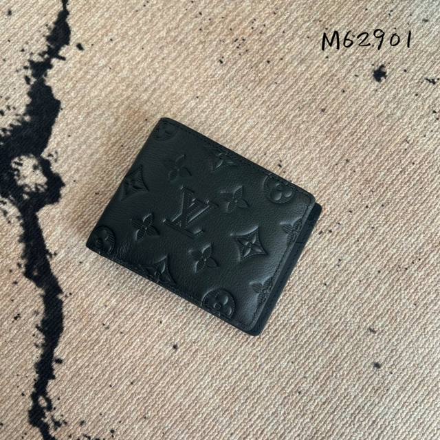 出厂价P 芯片版 M62901 黑色压花 男士短夹 此款路易威登Multiple钱夹设计清爽简洁，黑色Monogram Shadow小牛皮面料质地十分柔软，饰有