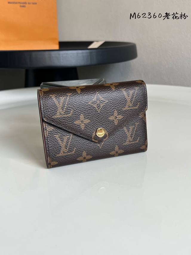 出厂价P 芯片版 M62360老花粉色 此款钱夹采用柔软的Monogram 帆布制成！衬以颜色鲜艳的內衬！气质极为优雅！轻便！零钱袋的设计造型更为实用！尺寸：1