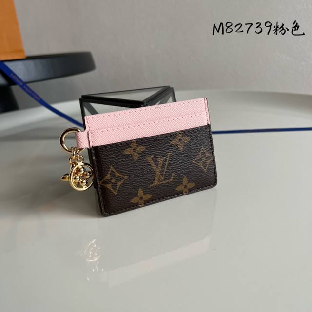 出厂价P 芯片版顶级原单 M82739老花粉色！這款Lv Charms名片夾以Monogram塗層帆布及牛皮製造，是送禮佳品。名片夾綴有兩個金色Monogram