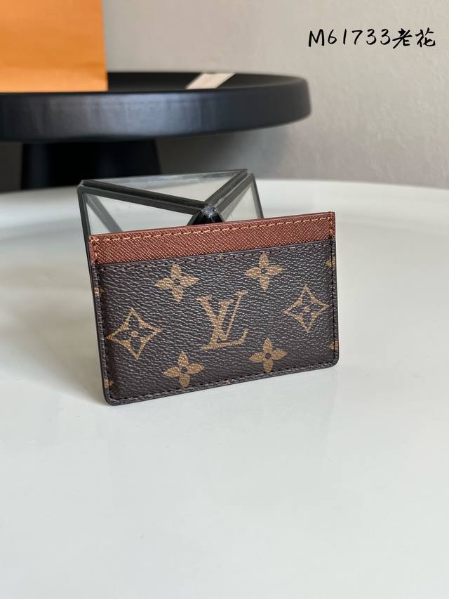 出厂价P 芯片版 M61733浅啡！卡片夹卡套 一个内夹层供放较大的卡片 两个外夹层可供放信用卡、乘车卡等各式卡片Size11*7Cm