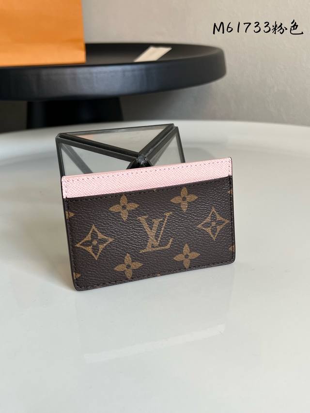 出厂价P M61733粉色！卡片夹卡套 一个内夹层供放较大的卡片 两个外夹层可供放信用卡、乘车卡等各式卡片Size11*7Cm