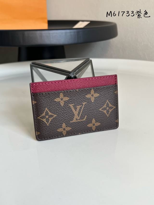 出厂价P 芯片版 M61733紫红！卡片夹卡套 一个内夹层供放较大的卡片 两个外夹层可供放信用卡、乘车卡等各式卡片Size11*7Cm。