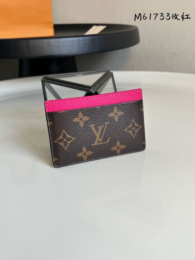 出厂价P M61733玫红！卡片夹卡套 一个内夹层供放较大的卡片 两个外夹层可供放信用卡、乘车卡等各式卡片Size11*7Cm。