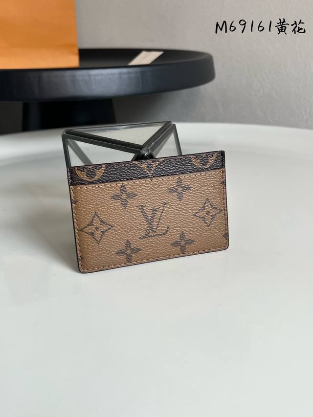 出厂价P 芯片版 M69161双面！卡片夹卡套 一个内夹层供放较大的卡片 两个外夹层可供放信用卡、乘车卡等各式卡片Size11*7Cm