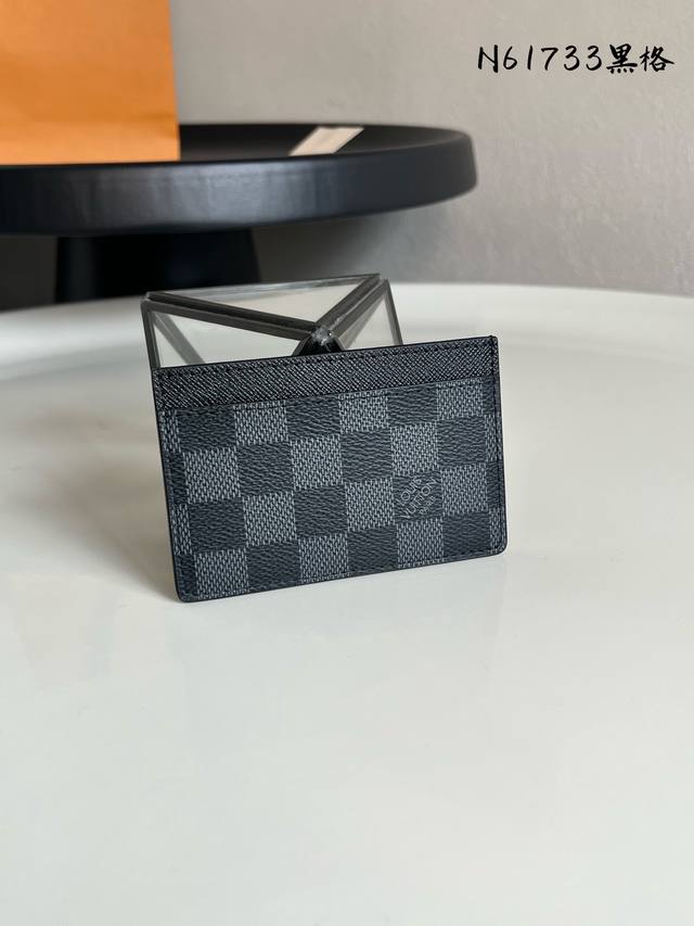 出厂价P N61733黑格 卡片夹卡套 一个内夹层供放较大的卡片 两个外夹层可供放信用卡、乘车卡等各式卡片Size11*7Cm。