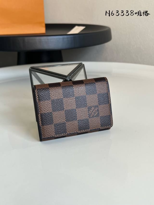 出厂价P N63338啡格！Enveloppe Carte De Visite 名片夹、采用Damier Graphite涂层帆布面料，此款修长而精致的Enve