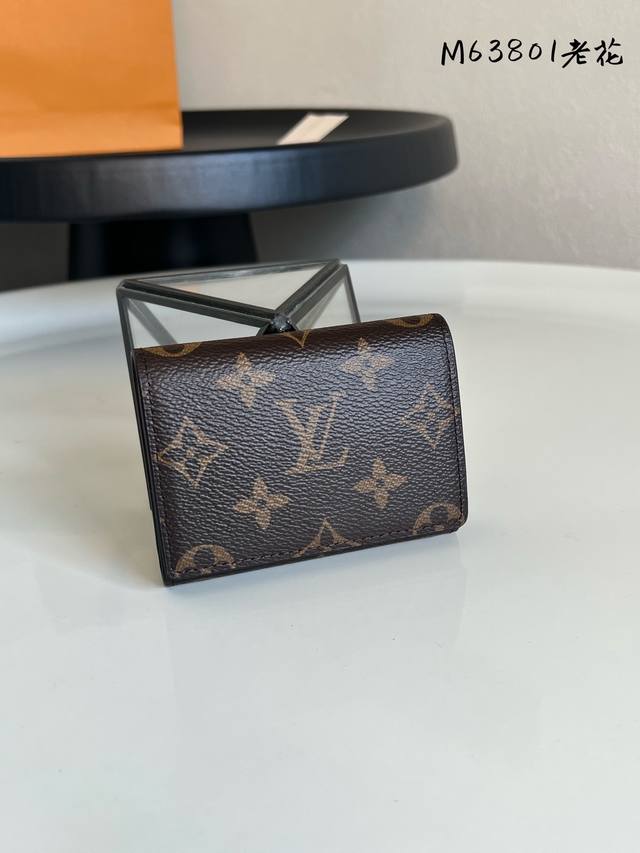 出厂价P M63801老花！Enveloppe Carte De Visite 名片夹、采用Damier Graphite涂层帆布面料，此款修长而精致的Enve