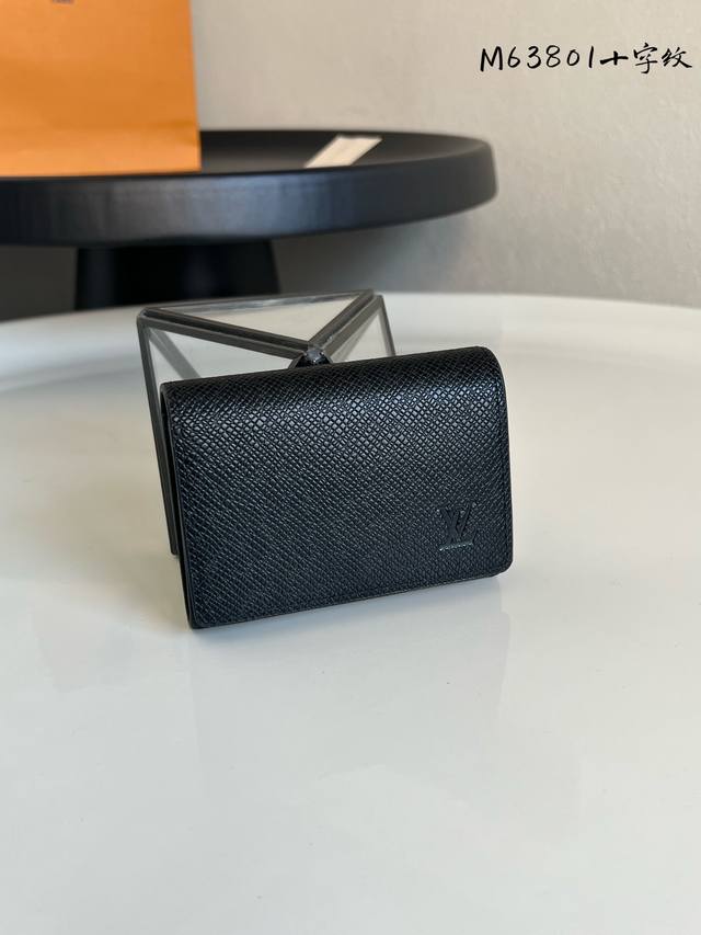 出厂价P 芯片版 M63801十字纹！Enveloppe Carte De Visite 名片夹、采用Damier Graphite涂层帆布面料，此款修长而精致