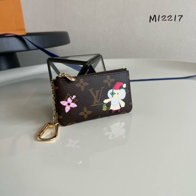 出厂价P 芯片版 顶级原单 M12217 由内至外魅力难挡的钥匙包，Monogram 印花表面描绘品牌吉祥物 Vivienne 与好友在热带海滨乘船玩耍的场景，