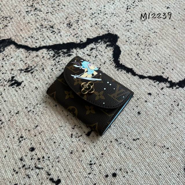 出厂价P 芯片版顶级原单 M12239 本款 Rosalie 零钱包携经典 Monogram 帆布亮相 Candy Factory 系列,将品牌吉祥物置身于心形 出厂价P 芯片版顶级原单 M12239 本款 Rosalie 零钱包携经典 Monogram 帆布亮相 Candy Factory 系列,将品牌吉祥物置身于心形