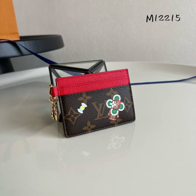 出厂价P 芯片版顶级原单M12215 這款Lv Charms名片夾以Monogram塗層帆布及牛皮製造，是送禮佳品。名片夾綴有兩個金色Monogram Blos