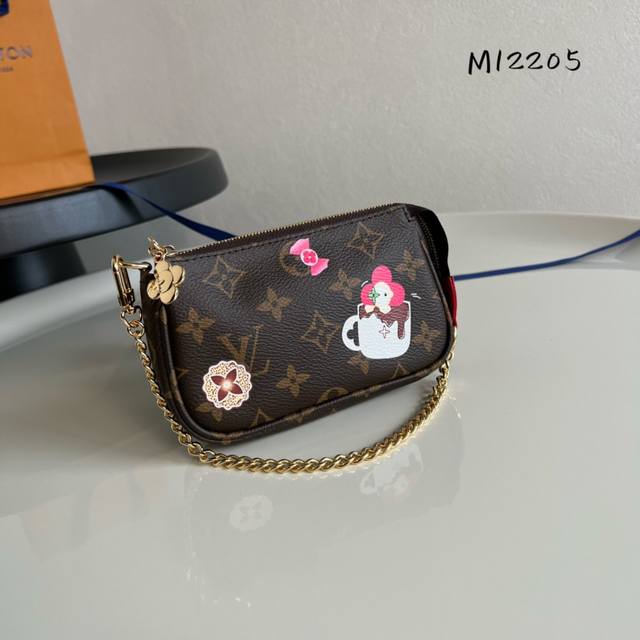 出厂价P 芯片版 顶级原单 M12205 这款饰物包以拉链开合，附金链条，可附扣到大部分路易威登手袋设有的D形环上，独特的丝印设计生动可爱，限量款噢，尺寸：15