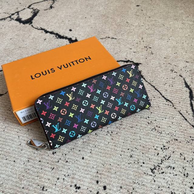 出厂价P 芯片版顶级原单 M13408黑彩 单拉链钱包系列 Zippy Ld拉链钱包 本款Monogram印花以33种缤纷的色彩演绎 2025村上隆和Lv联名推