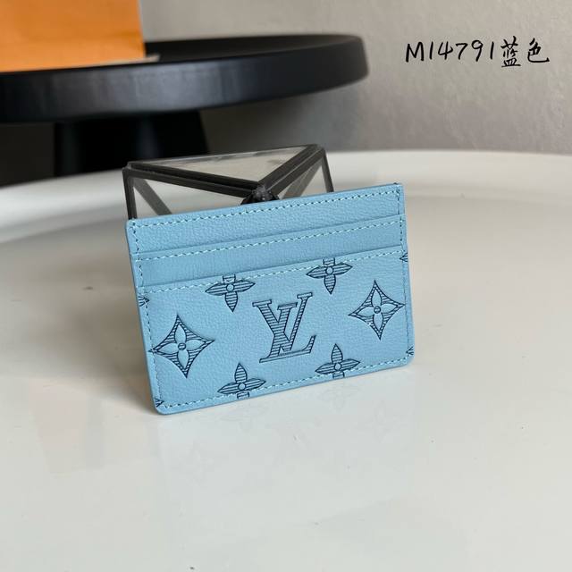 出厂价P 芯片版M14791蓝色 采用头层牛皮制作 此款采用全新Monogram Eclipse涂层帆布材质的卡片夹 尺寸：11.0 X 7.0 X 1.5 厘