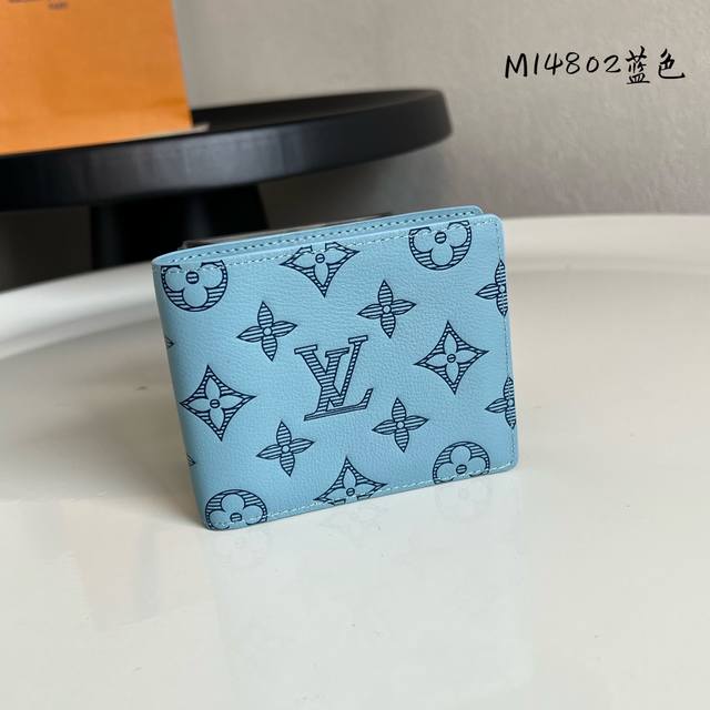 出厂价P 芯片版M14802蓝色 头层牛皮制作！本款 Multiple 钱夹选用柔滑牛皮革，Size：11.5X9X1.5Cm。