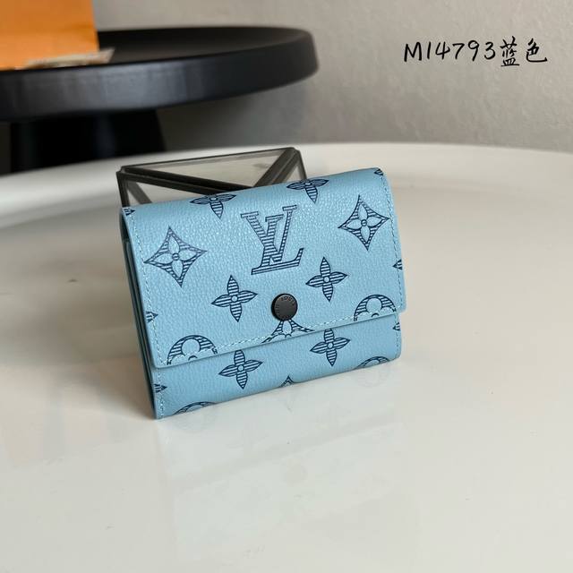 出厂价P 芯片版M14793蓝色 這款小巧的Victor錢包採用Monogram Shadow壓花小牛皮製作，打開翻蓋即展現驚人的多功能內部設計。錢包設有拉鏈口
