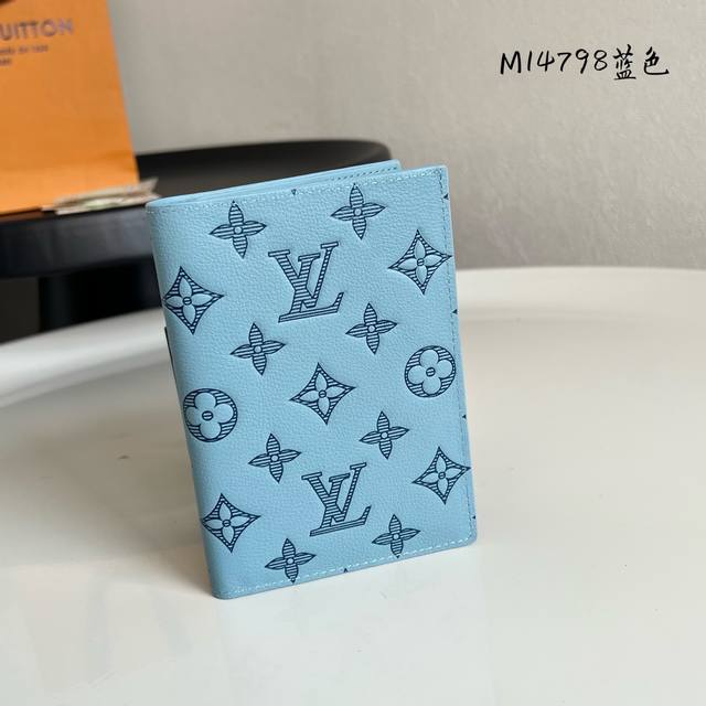 出厂价P 芯片版M14798蓝色 护照套、本款护照套拥有 Monogram Shadow 压纹皮革的华美质感，14 X 2.5 X 10 厘米 高 X 宽 X长