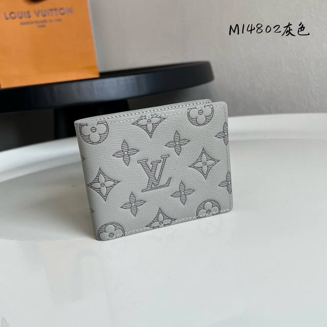 出厂价P 芯片版M14802灰色 头层牛皮制作！本款 Multiple 钱夹选用柔滑牛皮革，Size：11.5X9X1.5Cm。