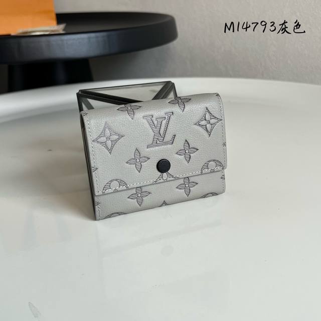 出厂价P 芯片版M14793灰色 這款小巧的Victor錢包採用Monogram Shadow壓花小牛皮製作，打開翻蓋即展現驚人的多功能內部設計。錢包設有拉鏈口