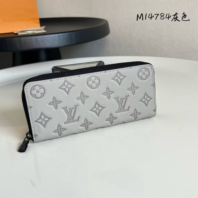 出厂价P 芯片版M14784灰色 全皮单拉链钱包 Zippy 拉链钱包 取材柔软 Monogram Shadow 牛皮革,以 Monogram 压纹和牛皮革内衬 出厂价P 芯片版M14784灰色 全皮单拉链钱包 Zippy 拉链钱包 取材柔软 Monogram Shadow 牛皮革,以 Monogram 压纹和牛皮革内衬