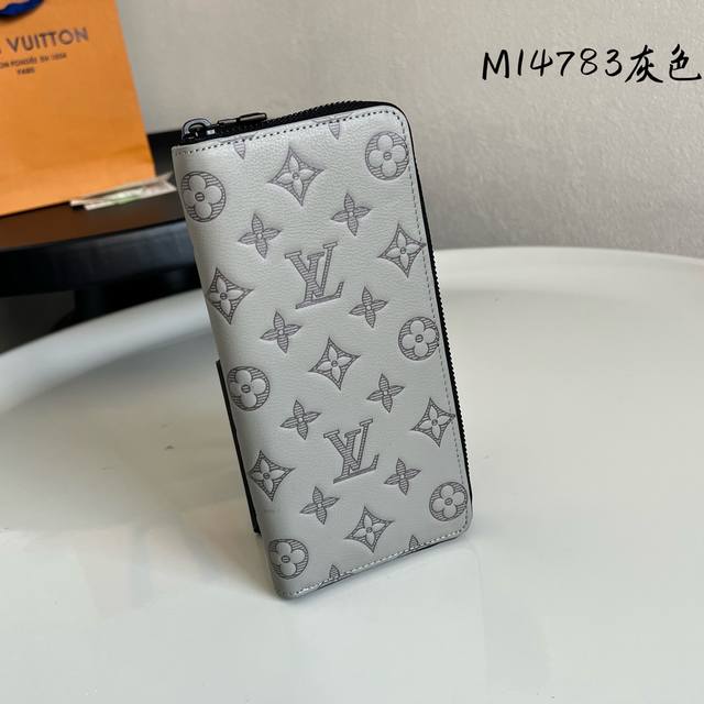 出厂价P 芯片版M14783灰色 头层牛皮制作！本款 Zippy Vertical 钱夹先后采用印花和压印工艺。Size：10X20X2Cm