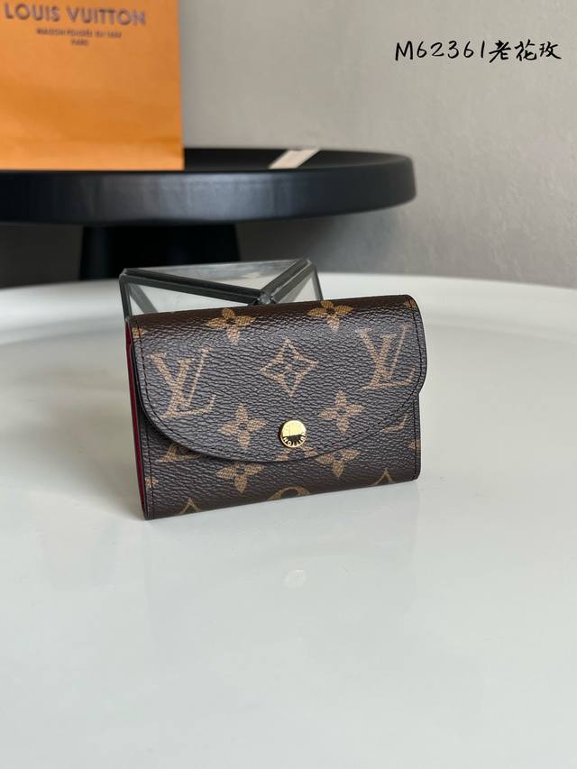 出厂价P 芯片版M62361老花玫红！金扣 小巧玲珑却极为实用，此款多彩信封式零钱包是现代女性都市生活中的完美伴侣。身材小巧，轻松收入包袋甚至衣袋之中。尺寸：1