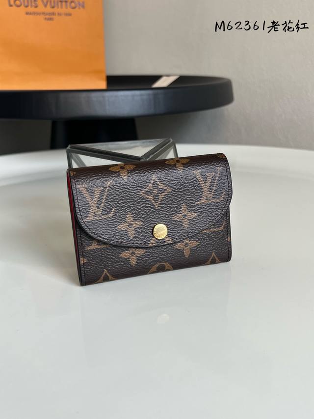 出厂价P M62361老花大红！金扣 小巧玲珑却极为实用，此款多彩信封式零钱包是现代女性都市生活中的完美伴侣。身材小巧，轻松收入包袋甚至衣袋之中。尺寸：11X8